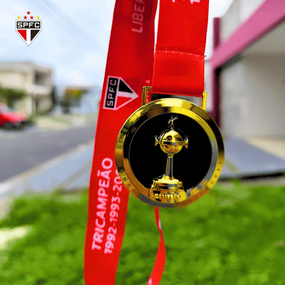 Exclusivo: Quadro de Medalhas Tricolor Paulista Soberano Multicampeão 2005 Libertadores e Mundial Moldura de Madeira 33x33cm + *BRINDE 1x Caneca* - EDIÇÃO LIMITADA